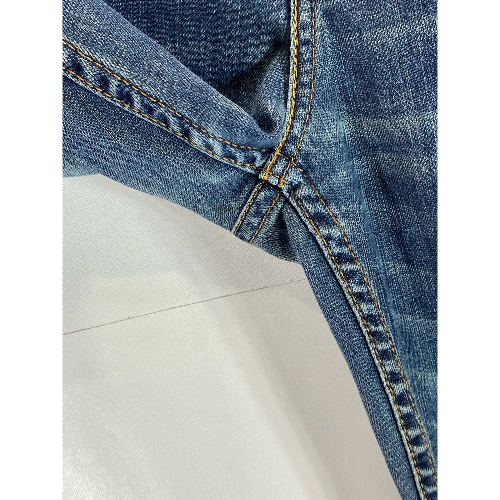 LEVI'S Men's Medium Wash Stretch 514 Straight Fit Five-Pocket Jeans SZ 30X30